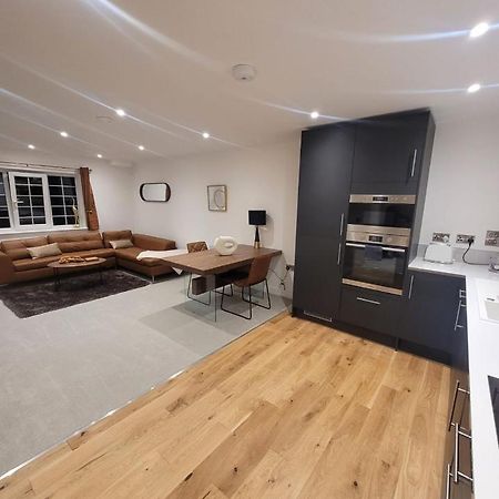Luxury 1 Bed Apartment In The Heart Of Rochester Wainscot Buitenkant foto