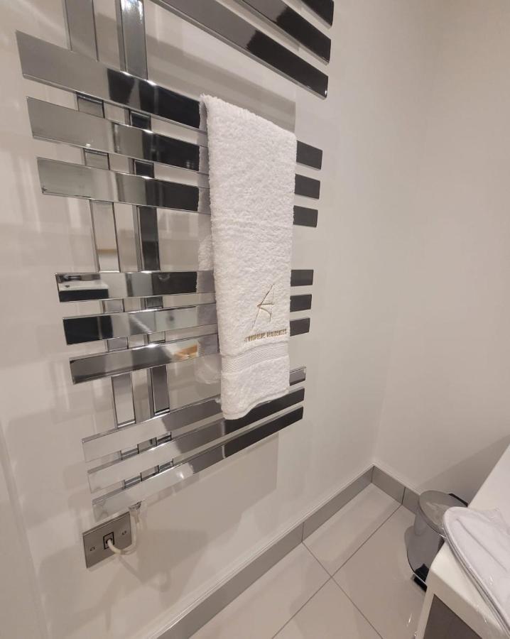 Luxury 1 Bed Apartment In The Heart Of Rochester Wainscot Buitenkant foto