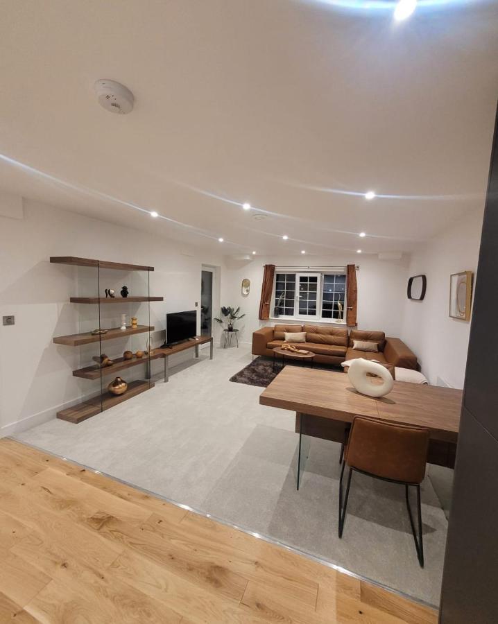 Luxury 1 Bed Apartment In The Heart Of Rochester Wainscot Buitenkant foto
