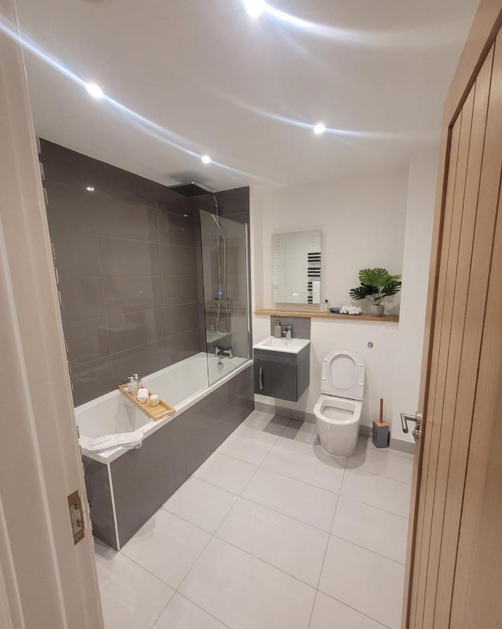 Luxury 1 Bed Apartment In The Heart Of Rochester Wainscot Buitenkant foto