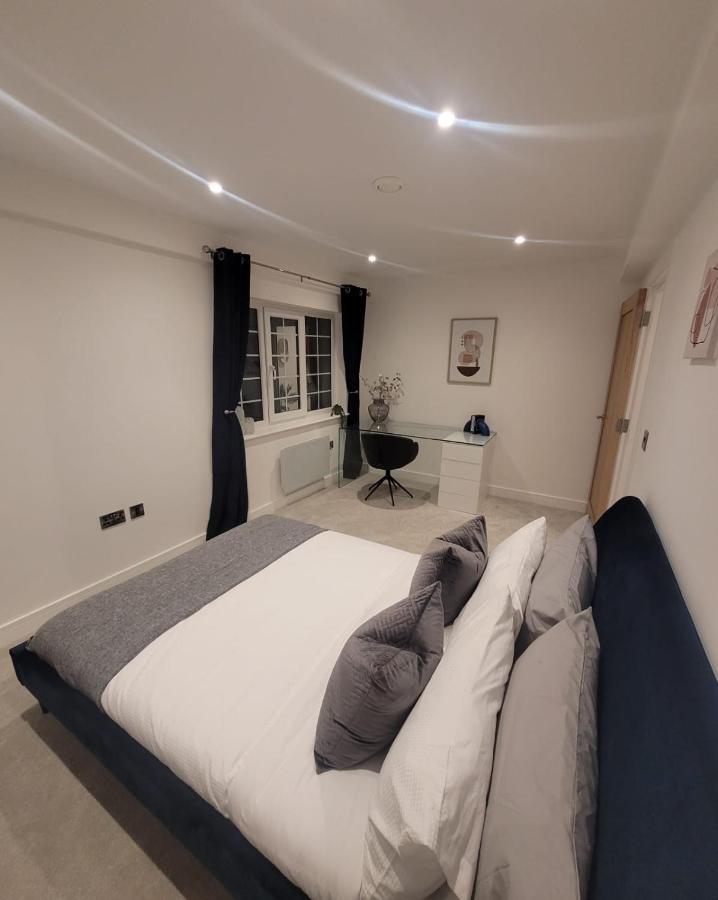 Luxury 1 Bed Apartment In The Heart Of Rochester Wainscot Buitenkant foto