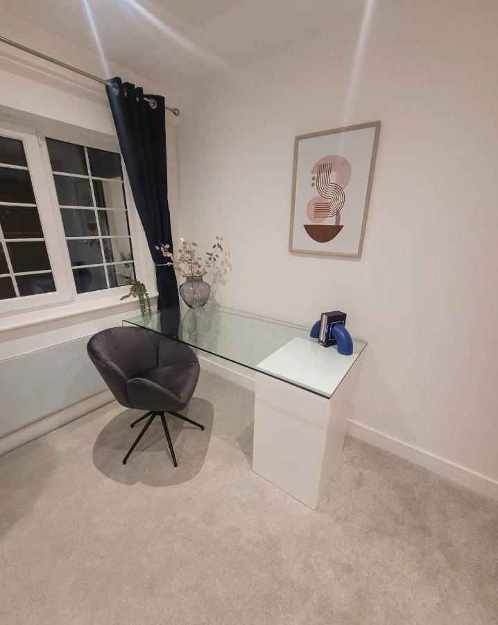 Luxury 1 Bed Apartment In The Heart Of Rochester Wainscot Buitenkant foto