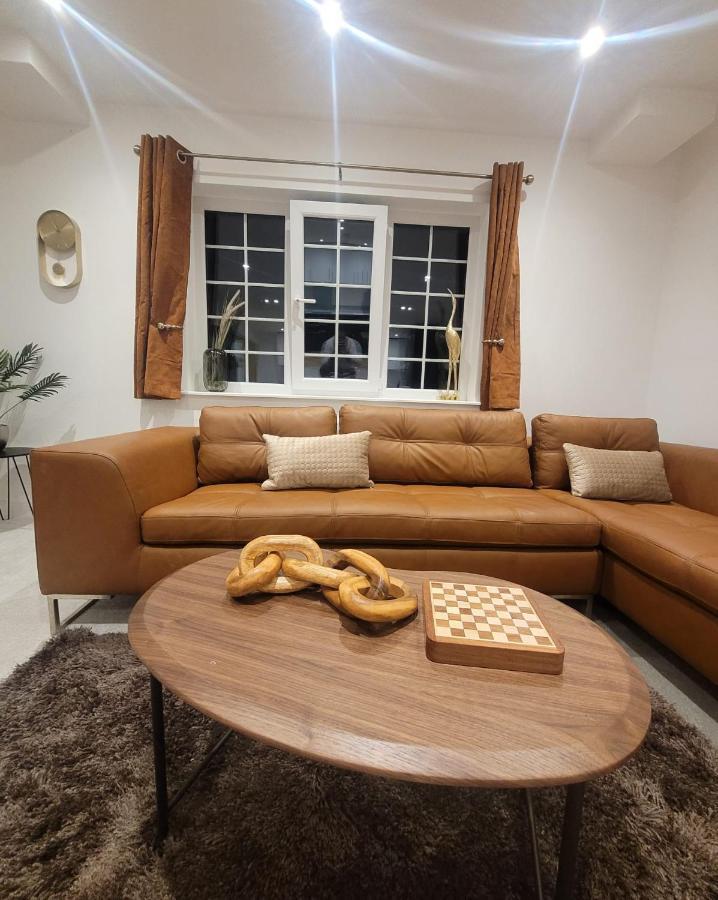 Luxury 1 Bed Apartment In The Heart Of Rochester Wainscot Buitenkant foto