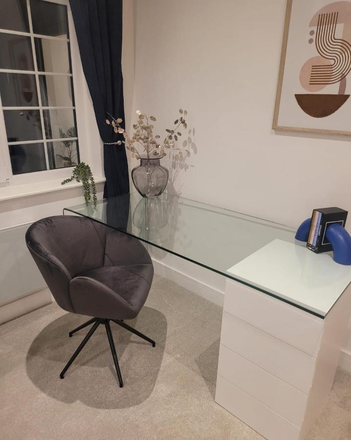 Luxury 1 Bed Apartment In The Heart Of Rochester Wainscot Buitenkant foto
