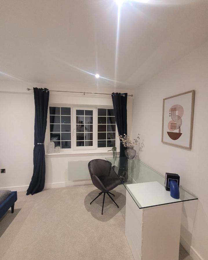 Luxury 1 Bed Apartment In The Heart Of Rochester Wainscot Buitenkant foto